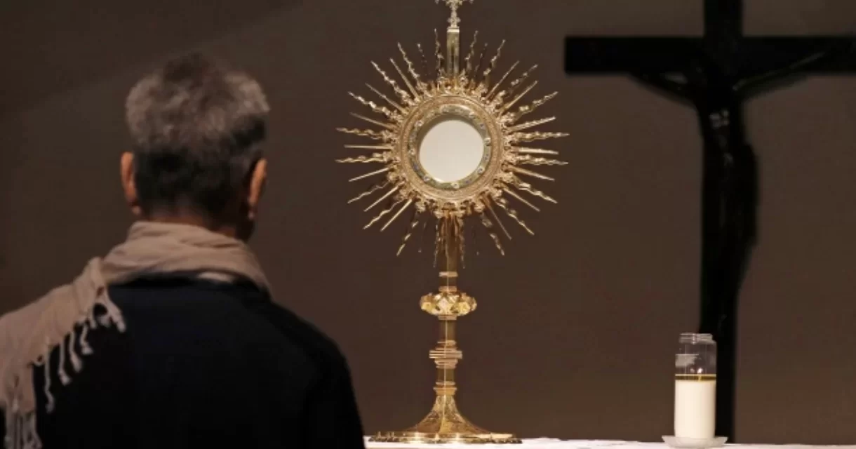 Perché pregare davanti al Santissimo Sacramento?
