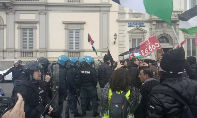 I manganelli della Polizia contro gli studenti pro-Palestina