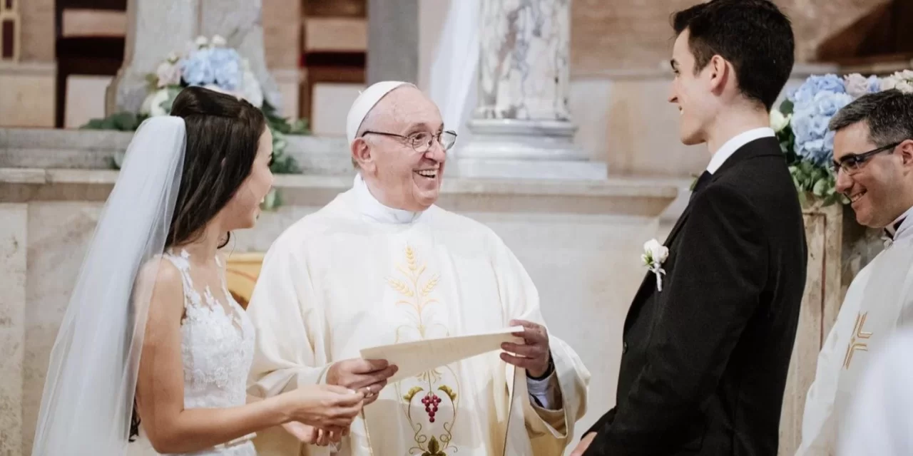 Papa Francesco ripete: il piacere sessuale è un dono divino  