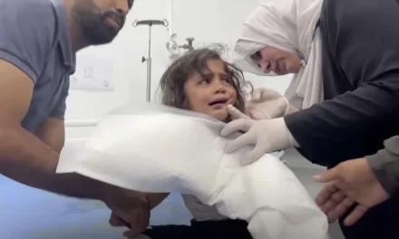 Missili israeliani in un campo profughi a Rafah. Indignazione globale per la carneficina di innocenti