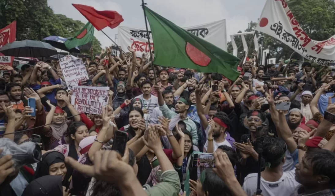 Rivolta a Dacca: Sheikh Hasina fugge mentre i manifestanti prendono d’assalto il palazzo del primo ministro